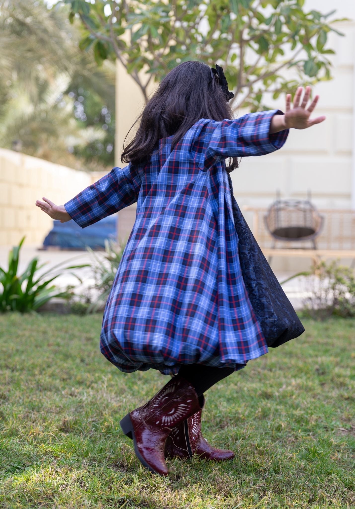 Model 5 | CHECKERED BESHT - DRESS DANTEL - BLUE