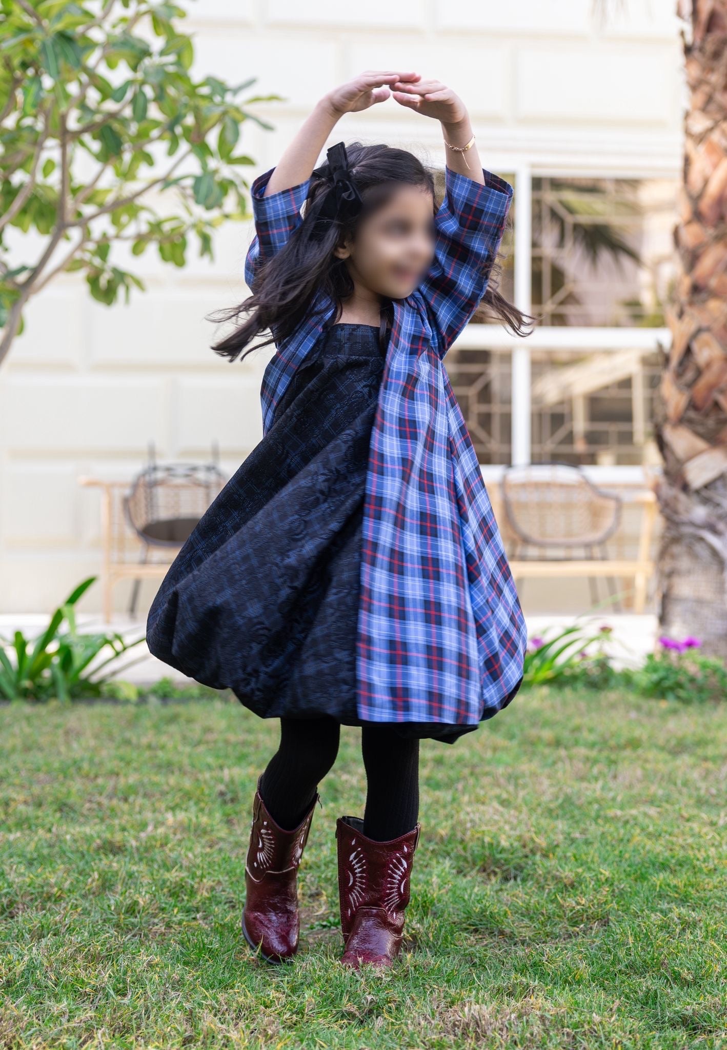 Model 5 | CHECKERED BESHT - DRESS DANTEL - BLUE